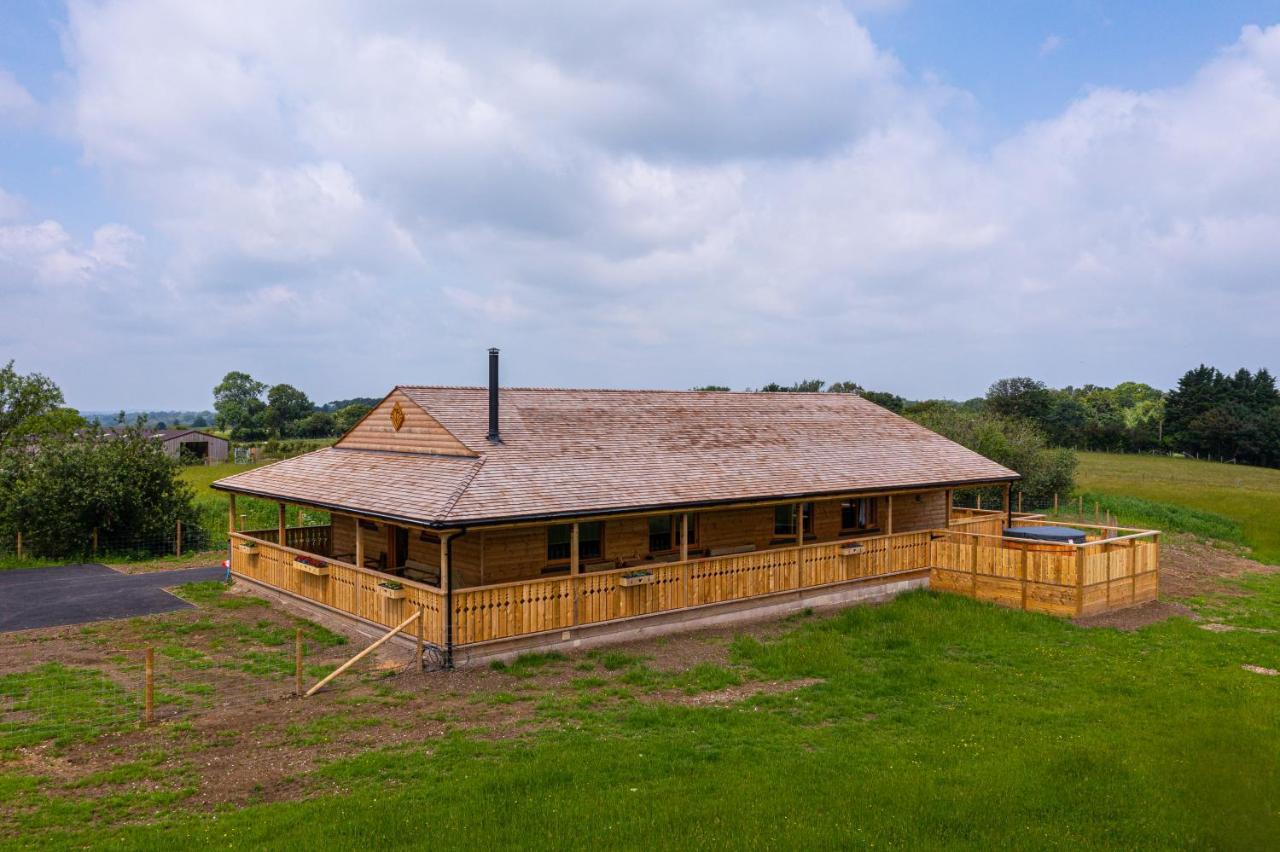 Luxury Log Cabin With A Hot Tub Stone  Exteriör bild